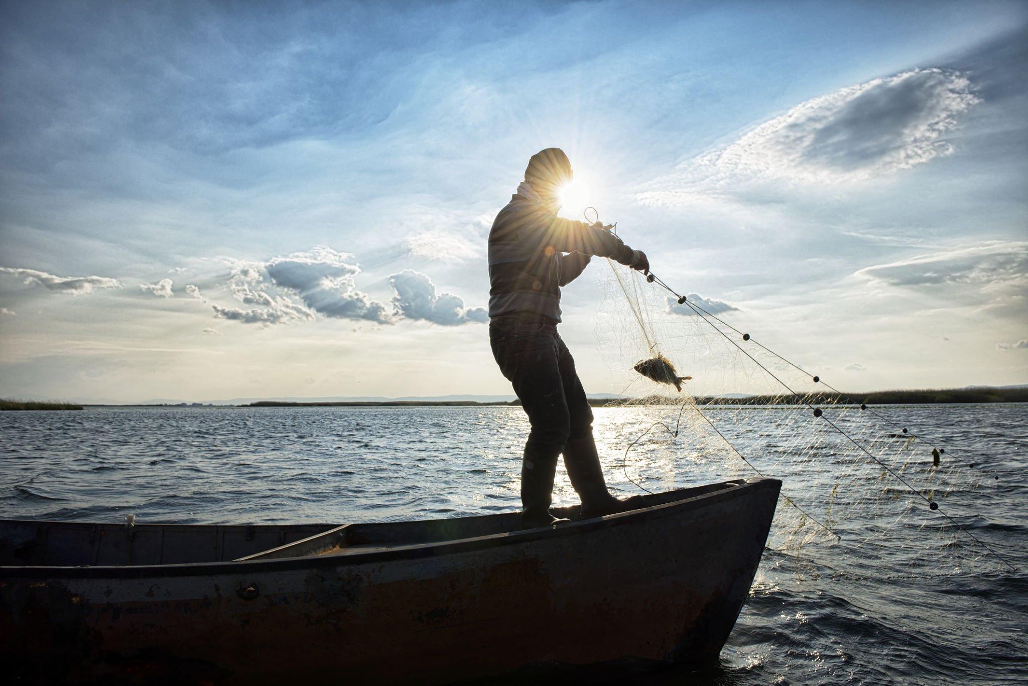 what safety precaution should you take when hunting from a boat?